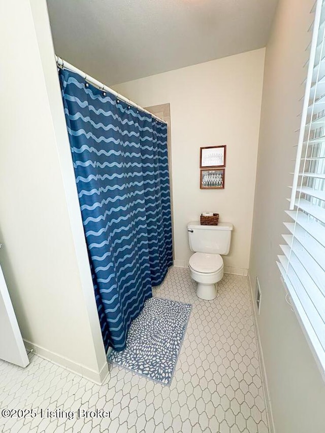 8602 Banbridge Rd, Louisville, KY 40242 - bathroom featuring baseboards, toilet, and a shower with curtain