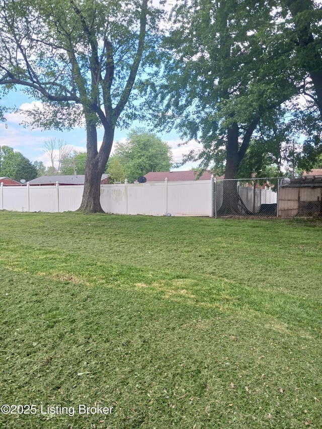 7702 Edna M Rd, Louisville, KY 40258 - view of yard