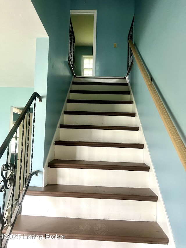 2227 Bradford Dr, Louisville, KY 40218 - view of staircase