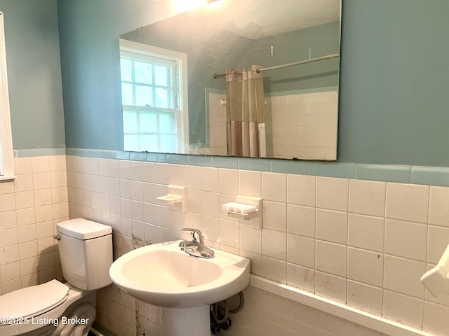2227 Bradford Dr, Louisville, KY 40218 - full bathroom with tile walls, a shower with curtain, toilet, and a sink
