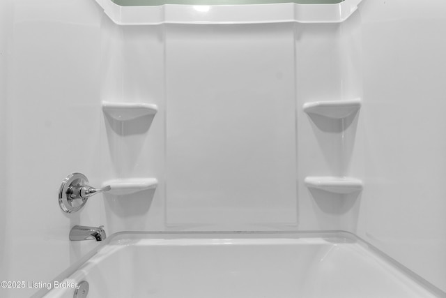 530-532 E Burnett Ave, Louisville, KY 40217 - view of full bathroom
