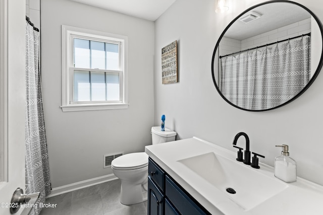 1609 Tall Oaks Dr, Jeffersonville, IN 47130 - full bathroom featuring baseboards, toilet, vanity, and curtained shower