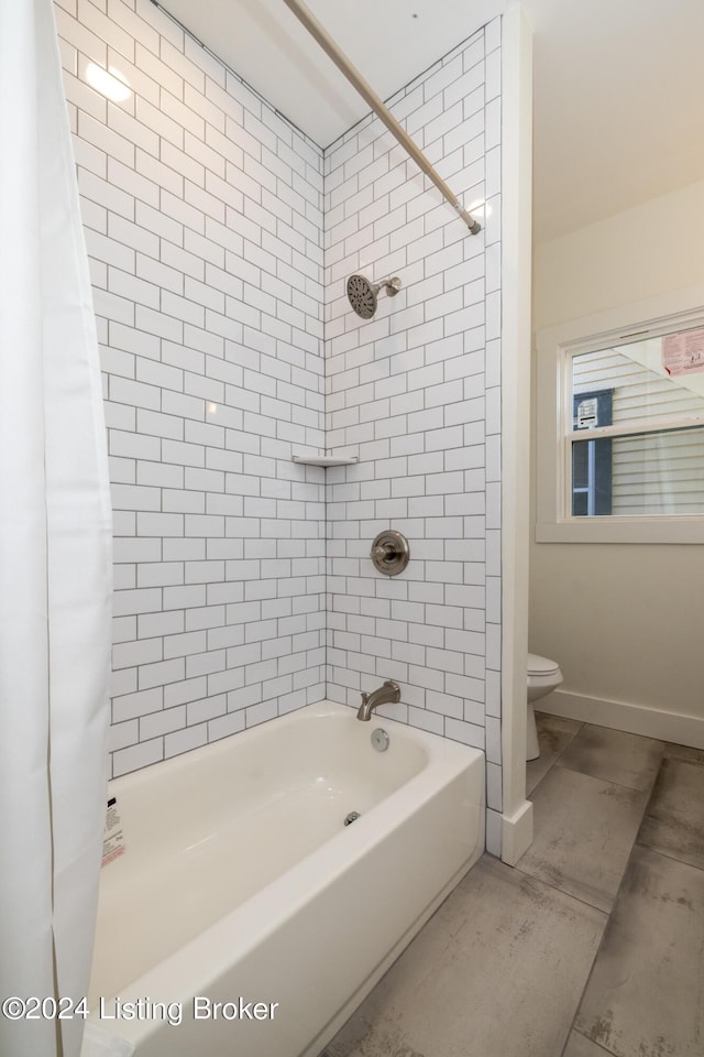 426 E Oak St, Louisville, KY 40203 - full bath featuring toilet, shower / bathtub combination with curtain, and baseboards