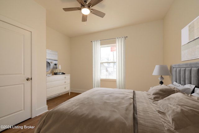 426 E Oak St, Louisville, KY 40203 - bedroom featuring dark wood-type flooring, baseboards, and a ceiling fan