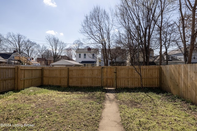 426 E Oak St, Louisville, KY 40203 - fenced backyard featuring a residential view