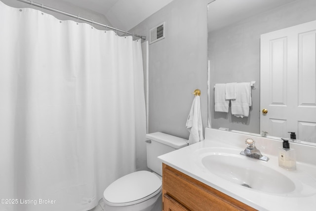 bathroom with toilet, vanity, and curtained shower