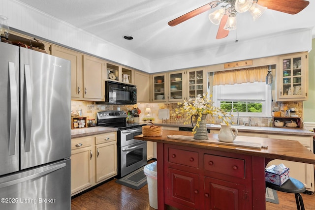 kitchen with stainless steel appliances, a sink, dark wood-type flooring, tasteful backsplash, and crown molding