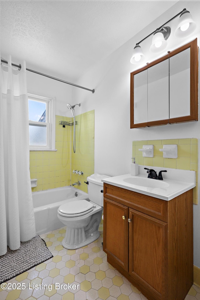2700 Bagby Way, Louisville, KY 40216 - bathroom featuring shower / bath combination with curtain, toilet, vanity, and a textured ceiling