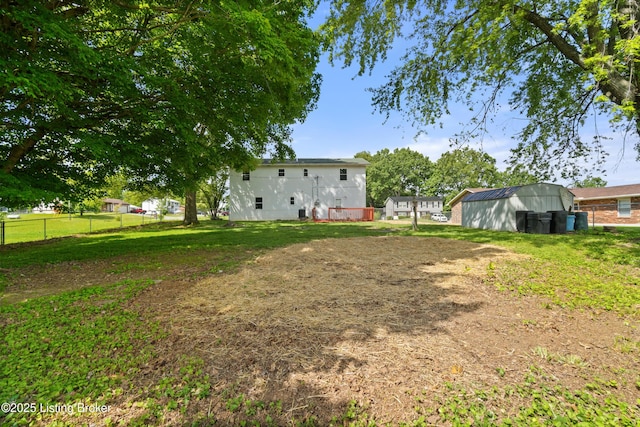 view of yard featuring an outdoor structure