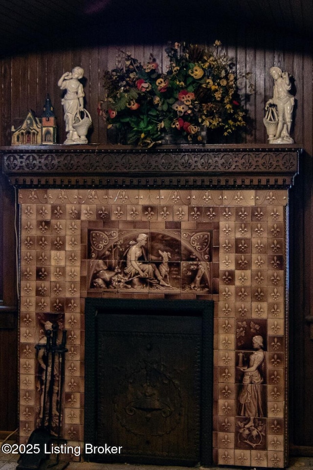2511 W Chestnut St, Louisville, KY 40211 - detailed view of wooden walls