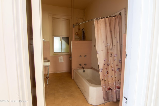 2511 W Chestnut St, Louisville, KY 40211 - bathroom featuring shower / bath combo