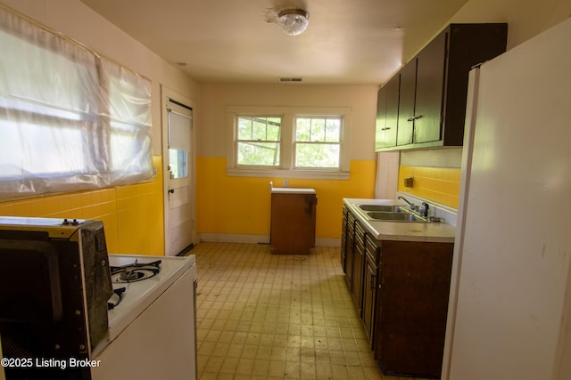 2511 W Chestnut St, Louisville, KY 40211 - washroom featuring light flooring and baseboards