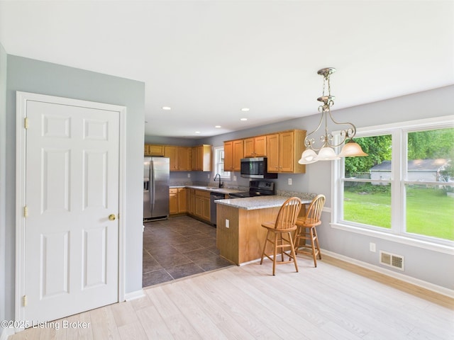 4212 David Ave, Louisville, KY 40215 - kitchen with stainless steel appliances, a peninsula, baseboards, a sink, and recessed lighting