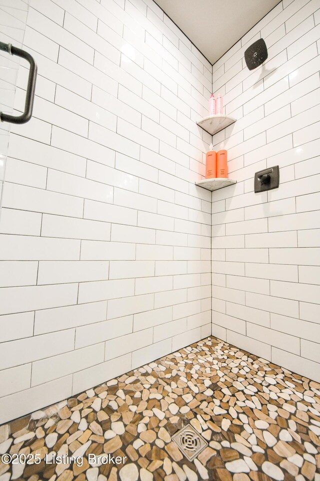 9206 Fox Chase Rd, Louisville, KY 40228 - bathroom with a tile shower and stone finish flooring