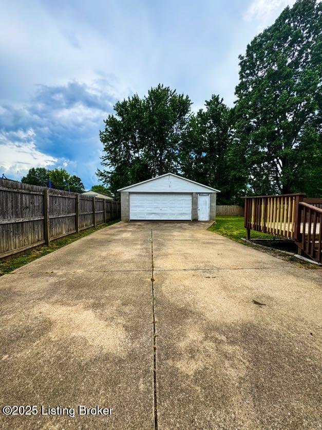 6302 Casper Dr, Louisville, KY 40258 - detached garage with fence