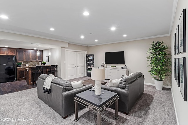 living area featuring recessed lighting, crown molding, and baseboards