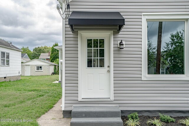 entrance to property featuring a yard