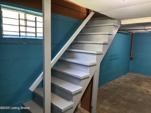 2809 Wyandotte Ave, Louisville, KY 40210 - stairs featuring concrete flooring