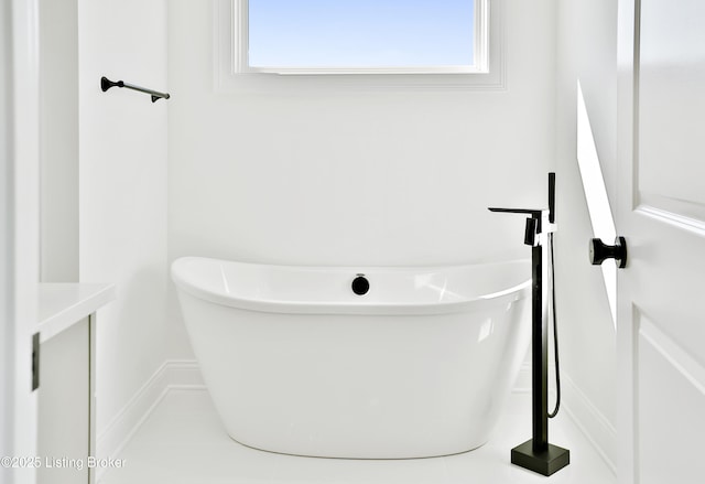 449 S Stallard Dr, Shelbyville, KY 40065 - bathroom with a soaking tub and baseboards