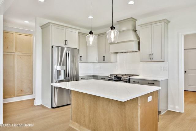 449 S Stallard Dr, Shelbyville, KY 40065 - kitchen with stainless steel appliances, light wood-style flooring, recessed lighting, backsplash, and baseboards