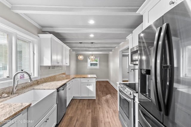 kitchen featuring stainless steel appliances, a sink, a peninsula, beam ceiling, and dark wood-style floors