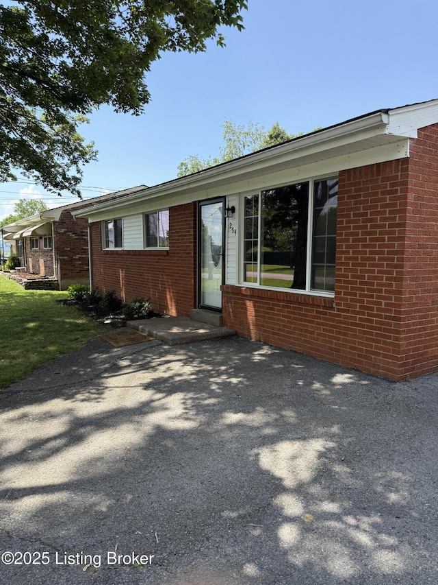 254 Greenbriar Ln, Louisville, KY 40229 - ranch-style home featuring brick siding