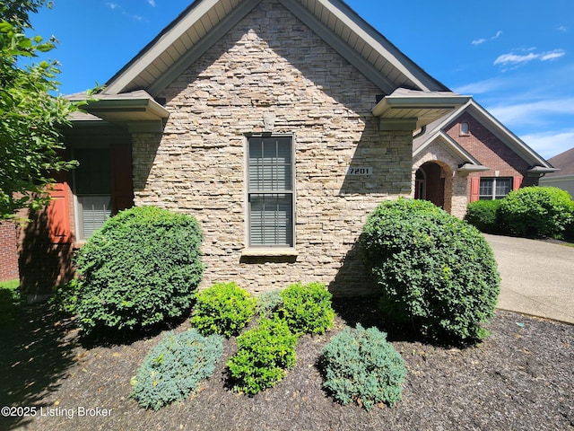 7201 Creekton Dr, Louisville, KY 40241 - view of front of property with stone siding