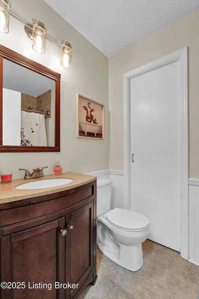1401 Brooks Hill Rd, Brooks, KY 40109 - full bathroom featuring wainscoting, toilet, vanity, a textured ceiling, and curtained shower