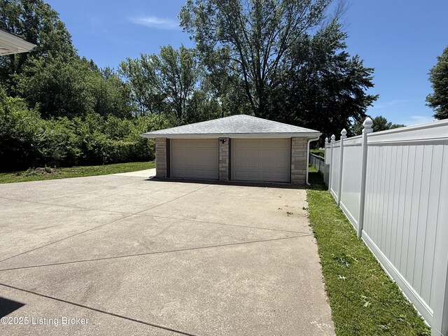 4908 Hillview Dr, Louisville, KY 40258 - detached garage with fence