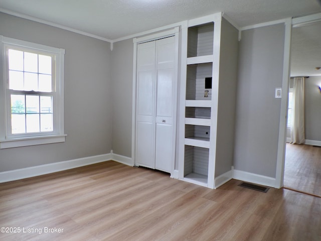 791 W Blue Lick Rd, Shepherdsville, KY 40165 - unfurnished bedroom featuring light wood finished floors, a closet, ornamental molding, and baseboards