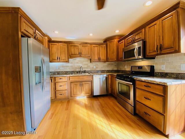 606 Nally Ct, Bardstown, KY 40004 - kitchen with stainless steel appliances, a sink, light wood-style floors, backsplash, and recessed lighting