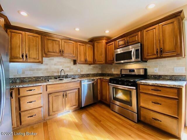 606 Nally Ct, Bardstown, KY 40004 - kitchen with stainless steel appliances, a sink, light wood-type flooring, decorative backsplash, and recessed lighting