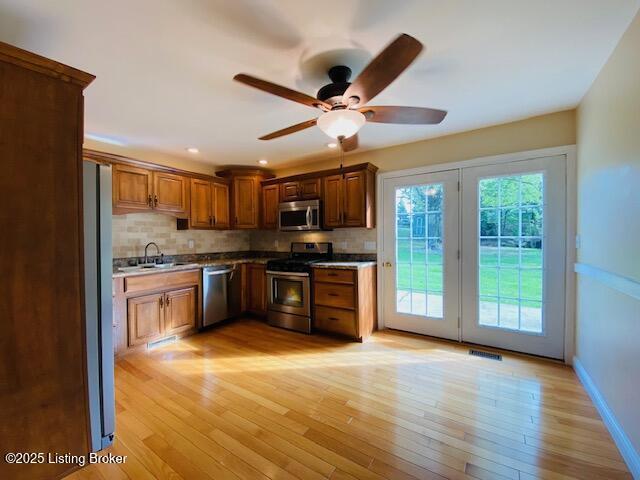 606 Nally Ct, Bardstown, KY 40004 - kitchen with appliances with stainless steel finishes, a sink, backsplash, light wood-type flooring, and ceiling fan