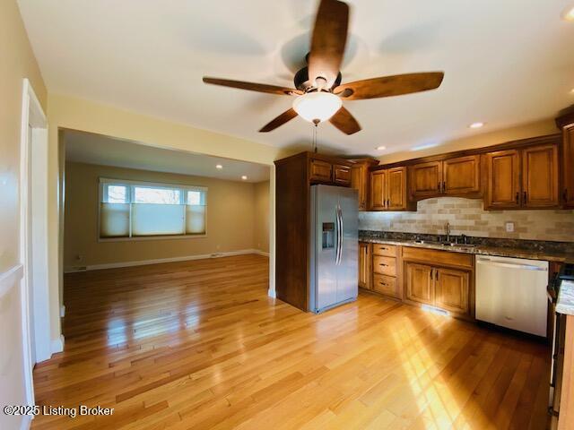 606 Nally Ct, Bardstown, KY 40004 - kitchen with appliances with stainless steel finishes, a sink, ceiling fan, tasteful backsplash, and light wood-type flooring
