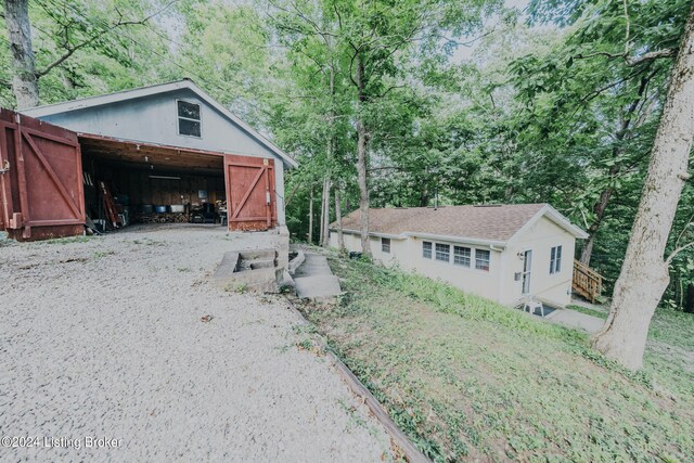 3085 Centerview Rough River Ln, Hudson, KY 40145 - view of front of home featuring an outdoor structure, a pole building, and a wooded view