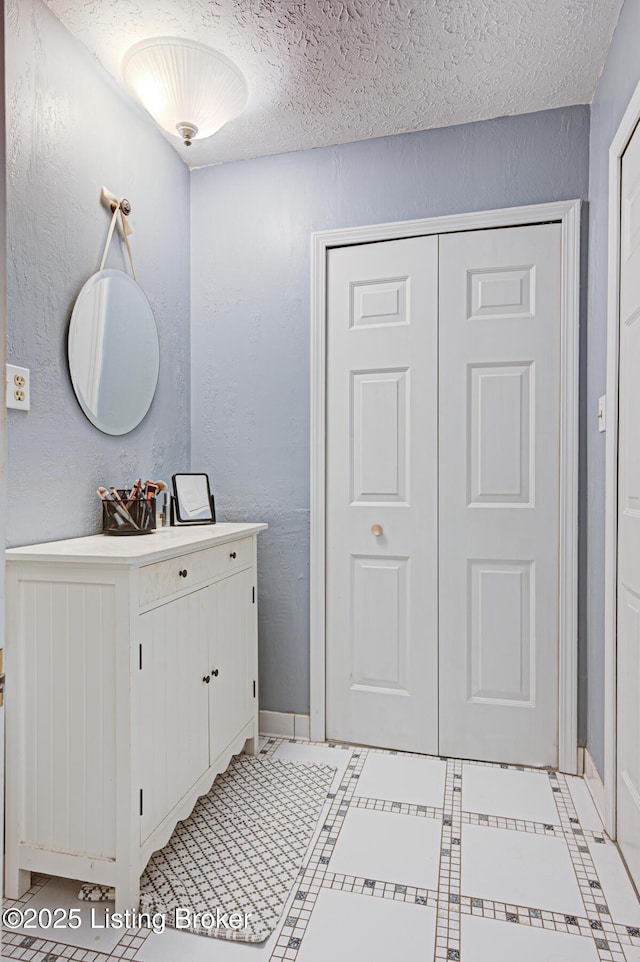 3904 Bayonne Ct, Jeffersontown, KY 40299 - bathroom featuring a textured ceiling and vanity
