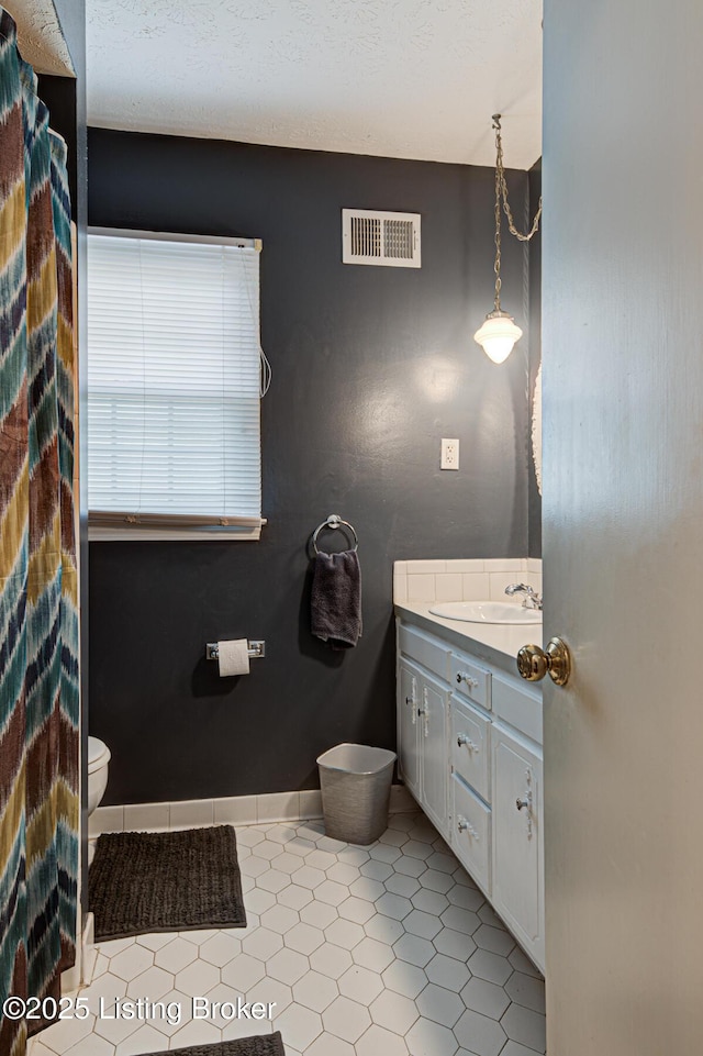 3904 Bayonne Ct, Jeffersontown, KY 40299 - full bathroom featuring toilet, vanity, and tile patterned flooring