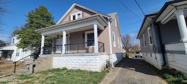 1033 Lynnhurst Ave, Louisville, KY 40215 - shotgun-style home with a porch