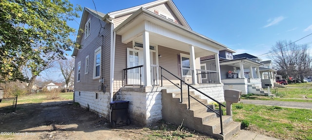 1033 Lynnhurst Ave, Louisville, KY 40215 - shotgun-style home featuring covered porch