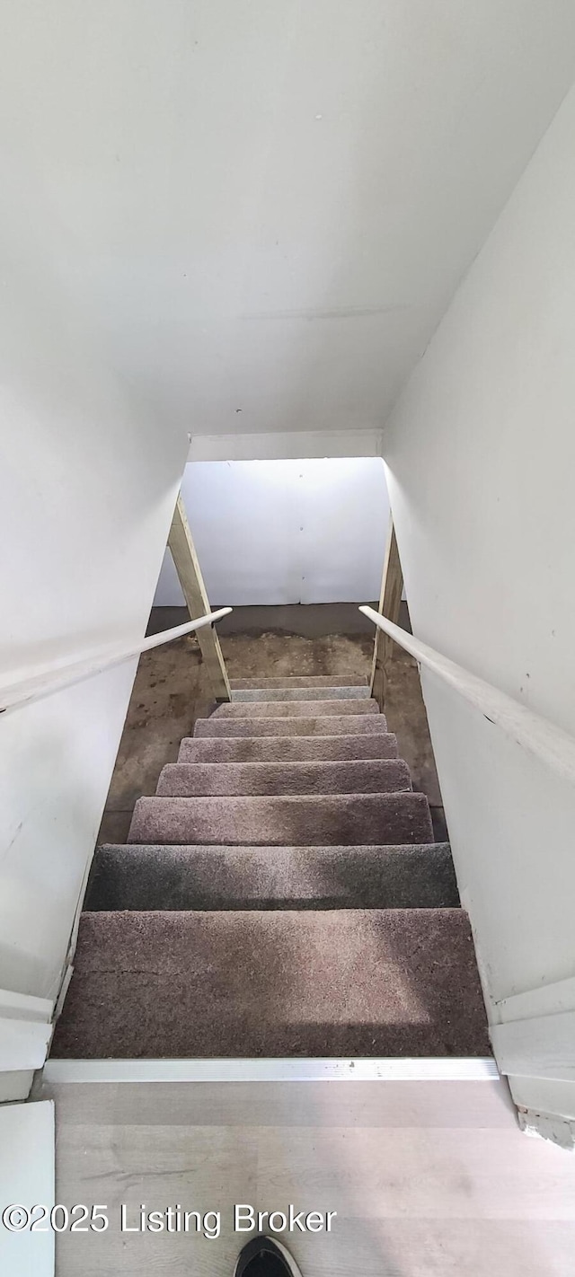 1033 Lynnhurst Ave, Louisville, KY 40215 - view of stairway