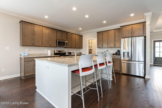 15905 Cabin View Ln, Louisville, KY 40245 - kitchen featuring stainless steel appliances, crown molding, dark wood-style flooring, an island with sink, and recessed lighting