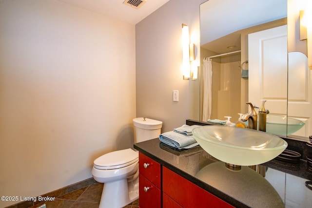 604 S 3rd St Unit 803, Louisville, KY 40202 - full bathroom featuring vanity, toilet, baseboards, and a shower with curtain