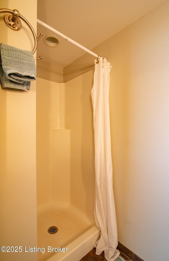 604 S 3rd St Unit 803, Louisville, KY 40202 - bathroom featuring a shower with shower curtain
