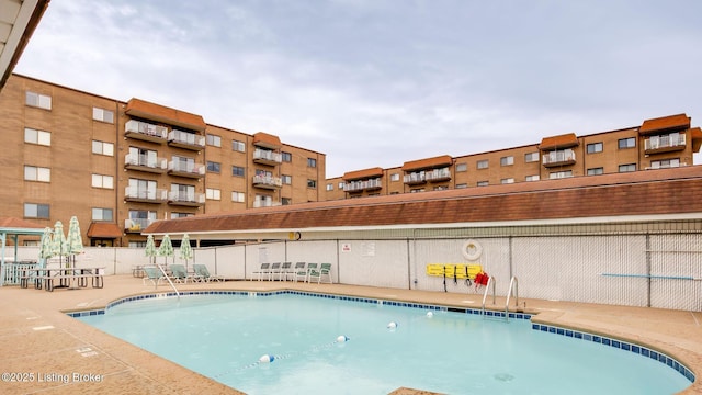 3030 Breckenridge Ln Unit 108, Louisville, KY 40220 - community pool with a patio area