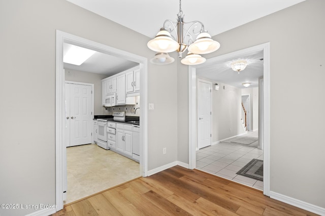 10431 Monticello Forest Cir, Jeffersontown, KY 40299 - kitchen featuring white appliances, a chandelier, a sink, and light wood-style floors