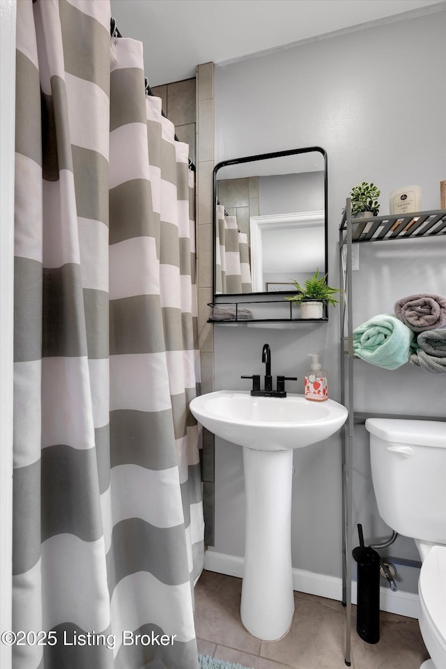 9926 Silverwood Ln, Louisville, KY 40272 - full bathroom featuring toilet, tile patterned flooring, baseboards, and a shower with curtain