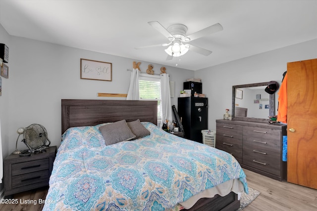 9926 Silverwood Ln, Louisville, KY 40272 - bedroom featuring light wood finished floors and a ceiling fan