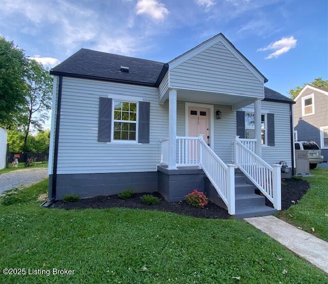820 Johnson St, Bardstown, KY 40004 - bungalow-style home with a front yard and roof with shingles