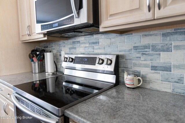 4701 Lost Valley Dr, Crestwood, KY 40014 - kitchen with stainless steel appliances and backsplash