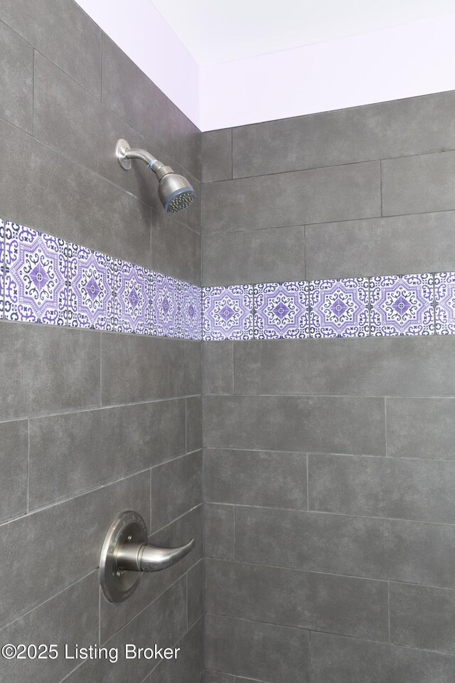4701 Lost Valley Dr, Crestwood, KY 40014 - full bath with a tile shower